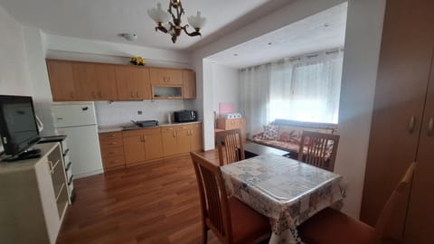 Property building, Communal lounge/ TV room, Day, TV and multimedia, Coffee/tea facilities, View (from property/room), View (from property/room), Kitchen or kitchenette, Food and drinks, Photo of the whole room, Seating area, Dining area, Food, Food, Area and facilities, Area and facilities, Area and facilities, Time of day, Family, Family, Family, internet, internet, minibar, oven, storage, storage, storage, stove, wardrobe, kitchen, kitchen