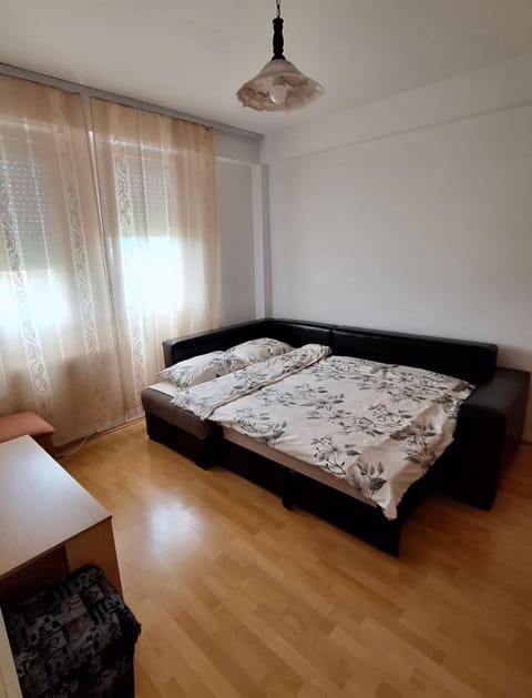 Bed, Day, TV and multimedia, View (from property/room), View (from property/room), Photo of the whole room, Bedroom, Time of day, Family, Family, Family, flat iron, internet, internet, wardrobe