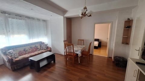 Communal lounge/ TV room, Day, TV and multimedia, View (from property/room), View (from property/room), Living room, Seating area, Dining area, Dinner, Time of day, Family, Family, Family, internet, internet, wardrobe