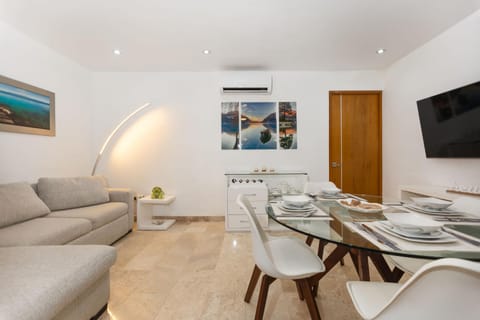 TV and multimedia, Living room, Seating area, Dining area, air conditioner