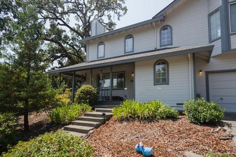 The Sonoma Grape Escape 4 BD and 2,5BA Wineries Nearby House in Napa Valley