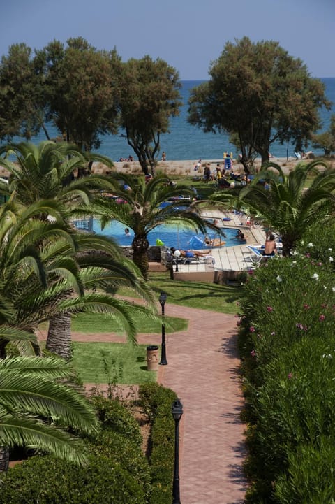 Day, Natural landscape, Garden, View (from property/room), Beach, Garden view, Pool view, Sea view, Swimming pool, sunbed