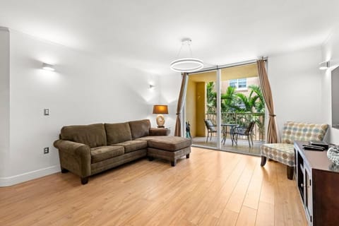 Yacht Club Miami Suite 1BR and 1BA with Pool FREE Parking Gym & Jacuzzi Apartment in Aventura