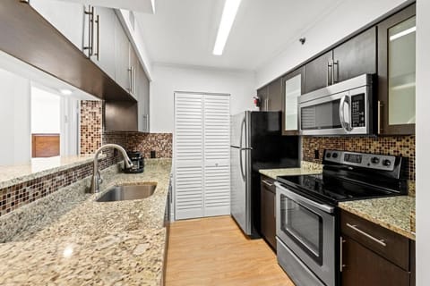 Yacht Club Miami Suite 1BR and 1BA with Pool FREE Parking Gym & Jacuzzi Apartment in Aventura