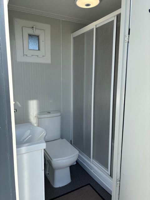 Cornwalls vintage glamping bus Apartment in England