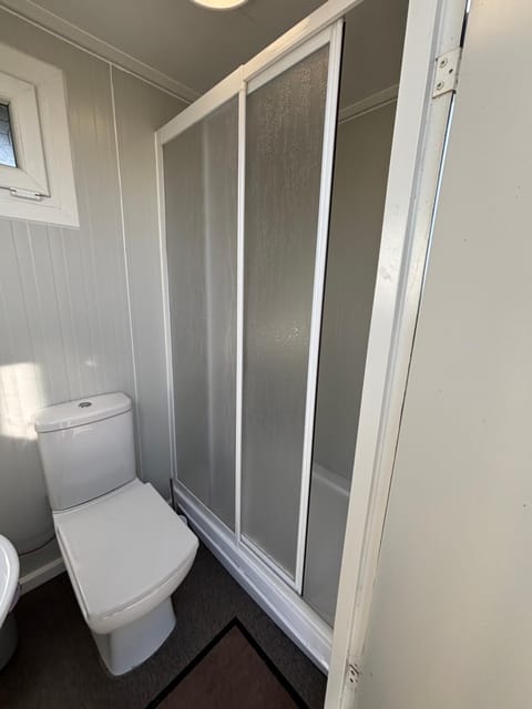 Cornwalls vintage glamping bus Apartment in England