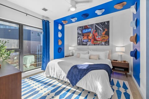 Honky Tonk Hideaway, Walk to Broadway, Pool, Gym and Parking House in The Gulch