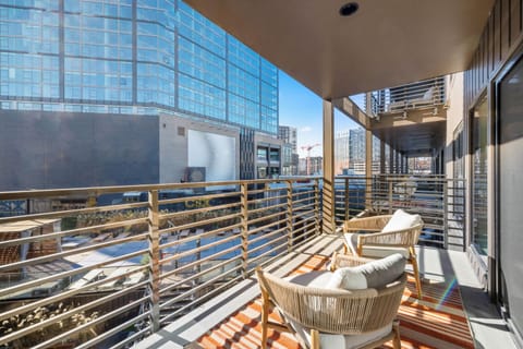 Honky Tonk Hideaway, Walk to Broadway, Pool, Gym and Parking House in The Gulch