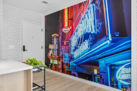 Honky Tonk Hideaway, Walk to Broadway, Pool, Gym and Parking House in The Gulch