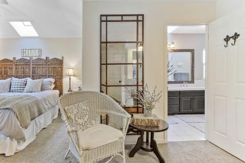 Charming 4BR Wine Country Getaway with Spa & Firepit House in Kenwood