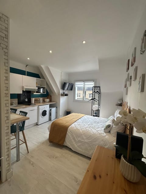 Bed, Kitchen or kitchenette, Photo of the whole room, Bedroom