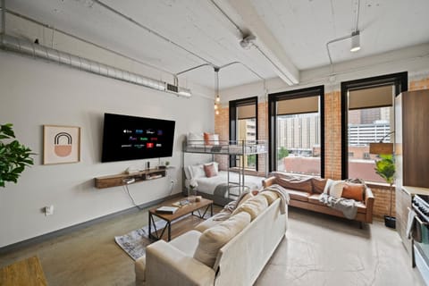 Communal lounge/ TV room, TV and multimedia, Living room, Seating area, Evening entertainment
