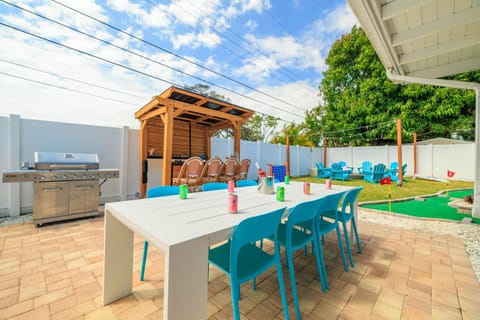 Playcation Putt Putt Pool Tiki Bar Game Room House in Largo