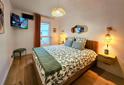 Bed, TV and multimedia, Bedroom