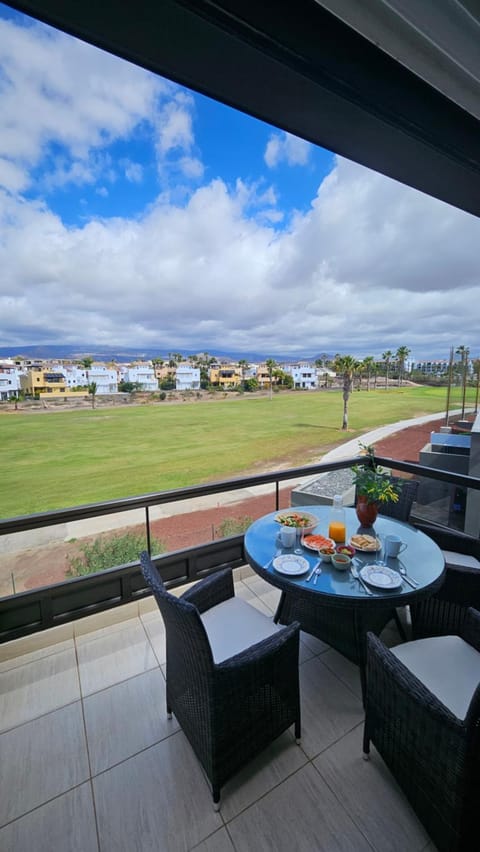 Patio, Day, Natural landscape, View (from property/room), Balcony/Terrace, Living room, Seating area, Dining area, Food
