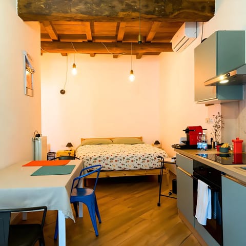 Bed, Kitchen or kitchenette, Living room, Photo of the whole room, Seating area, Dining area, Bedroom, minibar, stove