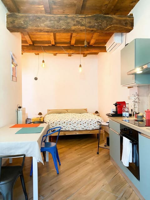 Bed, Kitchen or kitchenette, Photo of the whole room, Dining area, Bedroom, minibar, stove