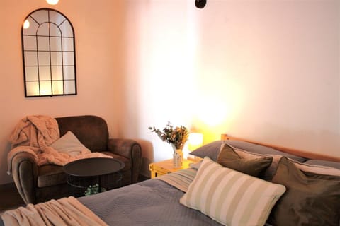 Bed, Bedroom, Meeting/conference room