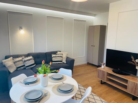Communal lounge/ TV room, TV and multimedia, Living room, Seating area, Dining area, Evening entertainment