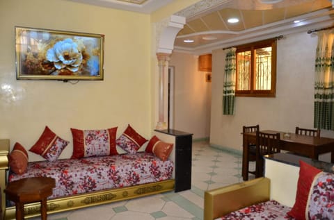 TV and multimedia, Living room, Photo of the whole room, Seating area, air conditioner, air conditioner
