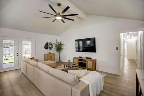 Communal lounge/ TV room, TV and multimedia, Living room, Seating area, Evening entertainment