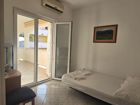 Bed, Bedroom, towels, air conditioner