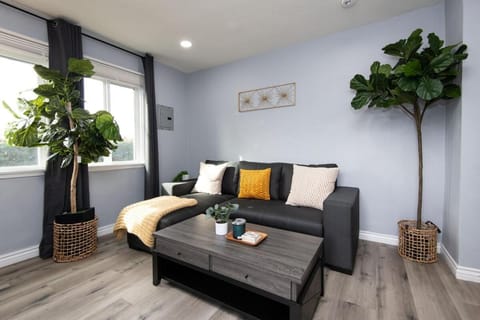 Spacious 3 Bedroom 2 Bathroom Apartment with Free Onsite Parking Apartment in East Los Angeles