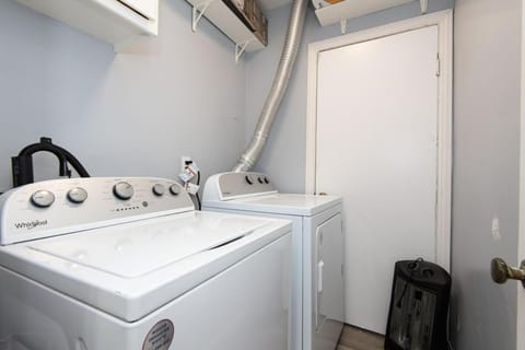 Spacious 3 Bedroom 2 Bathroom Apartment with Free Onsite Parking Apartment in East Los Angeles