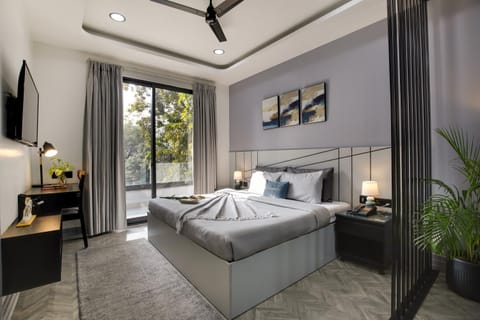 Bed, TV and multimedia, Balcony/Terrace, Decorative detail, Bedroom