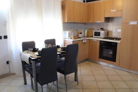Coffee/tea facilities, Kitchen or kitchenette, Dining area, oven, pet friendly, stove