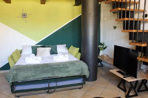 Bed, TV and multimedia, Living room, Photo of the whole room, Seating area, Bedroom