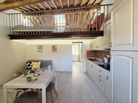 Kitchen or kitchenette, Dining area, oven, stove