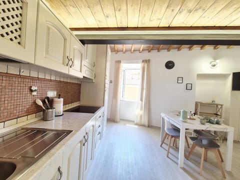 TV and multimedia, Kitchen or kitchenette, Living room, Seating area, Dining area, oven, stove