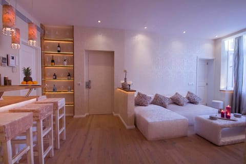 Day, Living room