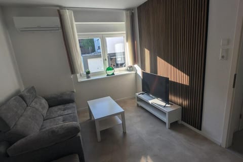 TV and multimedia, Living room, Seating area, air conditioner