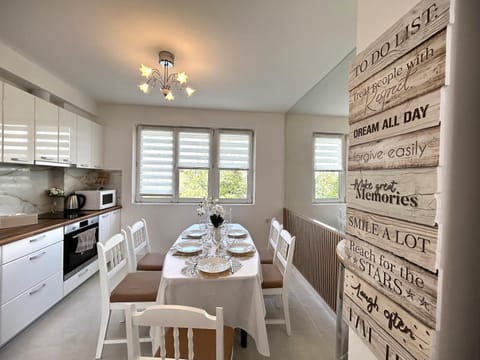 Dining area, kitchen