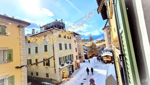 Property building, Day, People, Neighbourhood, Natural landscape, Winter, City view, Mountain view, Street view, Location, group of guests, Parking