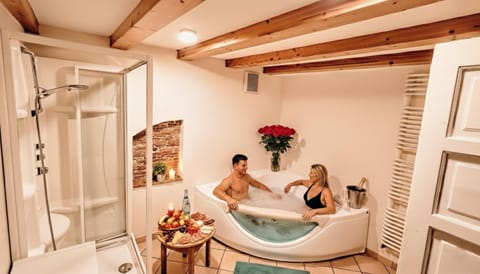 Shower, People, Hot Tub, Hot Tub, Bathroom, Spa and wellness centre/facilities, Spa and wellness centre/facilities, Spa and wellness centre/facilities, Guests, group of guests, Bath, towels