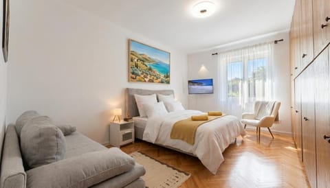 Bed, TV and multimedia, Photo of the whole room, Seating area, Bedroom, wardrobe
