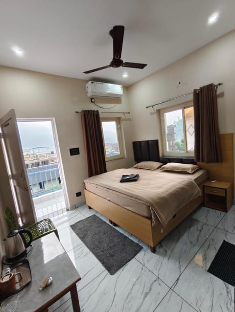 Bed, Photo of the whole room, Bedroom, towels, air conditioner