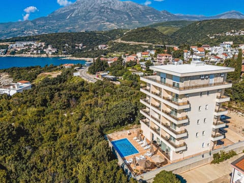 Property building, Nearby landmark, Day, Natural landscape, Bird's eye view, Balcony/Terrace, City view, Mountain view, Pool view, Swimming pool