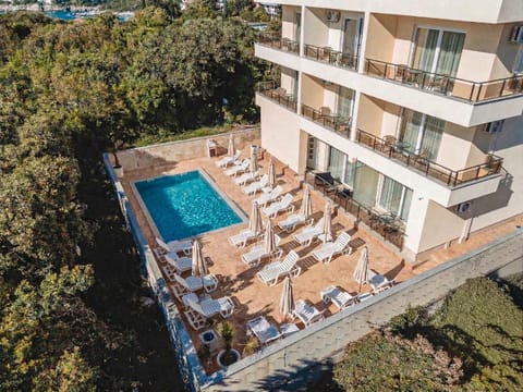 Property building, Garden view, Pool view, Swimming pool, sunbed