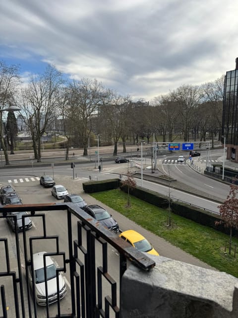 Neighbourhood, Location