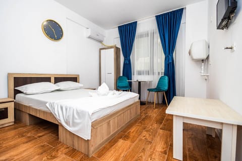 Bed, TV and multimedia, Photo of the whole room, Bedroom, air conditioner