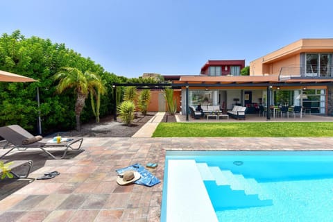 Day, Swimming pool, sunbed