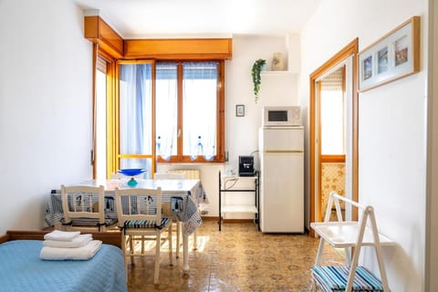 Kitchen or kitchenette, Living room, Seating area, Dining area, air conditioner