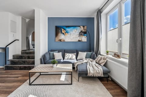 Communal lounge/ TV room, TV and multimedia, Living room, Seating area, internet