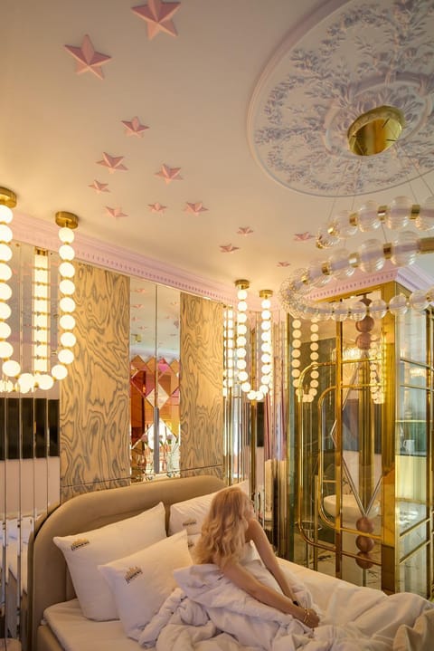 Bed, People, Living room, Photo of the whole room, Seating area, Bedroom, group of guests