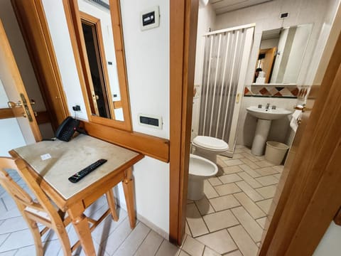 Shower, Toilet, Bathroom, bidet, towels