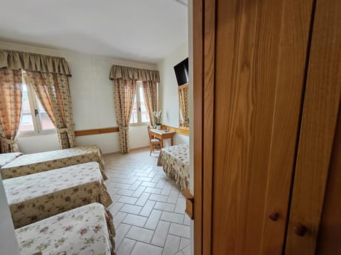 Communal lounge/ TV room, Bed, TV and multimedia, Photo of the whole room, Bedroom, wardrobe